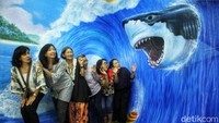 Sejumlah ibu-ibu nampak antusias berfoto di sini.