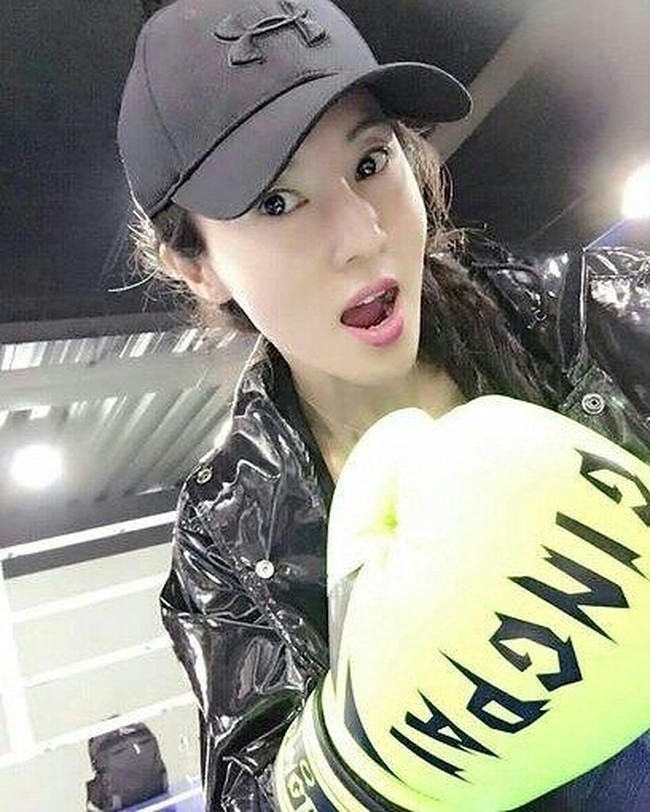 Wanita Asia memang dikenal lebih awet muda. Satu lagi wanita Asia yang terlihat seperti tak menua 20 tahun belakangan. Adalah Liu Yelin yang kini berusia 50 tahun. Di akun Instagram, ia pun sering memamerkan tubuh atletisnya yang tentu didapat dari olahraga. Foto: Instagram @queenyelin