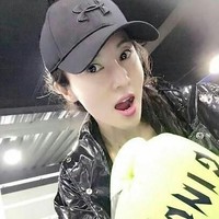 Wanita Asia memang dikenal lebih awet muda. Satu lagi wanita Asia yang terlihat seperti tak menua 20 tahun belakangan. Adalah Liu Yelin yang kini berusia 50 tahun. Di akun Instagram, ia pun sering memamerkan tubuh atletisnya yang tentu didapat dari olahraga. Foto: Instagram @queenyelin