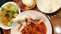 Saat ke DisneySea Tokyo, Arisa mendapat rekomendasi makanan China halal untuk santapannya. Ia menginformasikan staff DisneySea bisa membantu pengunjung memilih makanan halal. Foto: Instagram nurarisamaryam