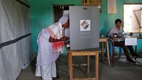 Pemilu di India tidak menggunakan surat suara tapi menggunakan Electronic Voting Machines (EVM). Para pemilih tinggal menekan tombol persis di sebelah nama kandidat. Reuters/Adnan Abidi.