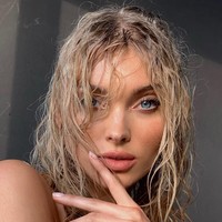 Model Elsa Hosk pernah mencuri perhatian di fashion show Victorias Secret. Ia tampil dengan Fantasy Bra senilai Rp 15 miliar pada November 2018. Kini, namanya kembali jadi perhatian saat Elsa benar-benar topless untuk foto kampanye iklan perhiasan. Foto: Instagram @hoskelsa