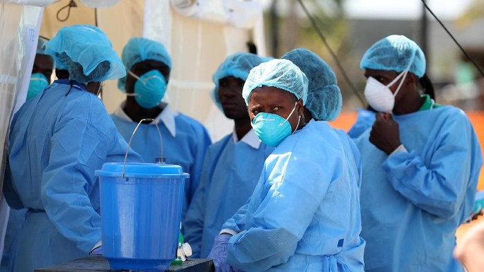 Medical staff wait to treat patients at a cholera centre set up in the aftermath of Cyclone Idai in Beira, Mozambique, March 29, 2019. REUTERS/Mike Hutchings