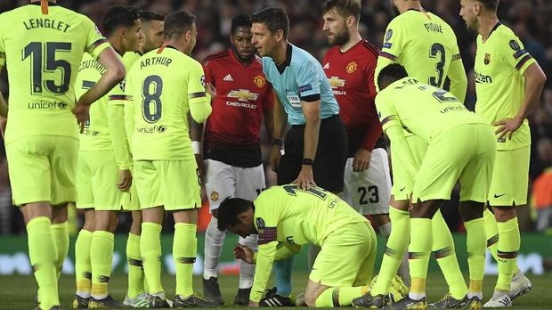 Pertahanan rapat Man United bikin Messi (tengah) tak berkutik di leg pertama.