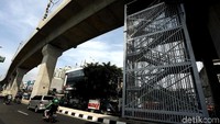Namun kini, setelah pembangunan selesai, jalan tersebut lebar dan mulus.