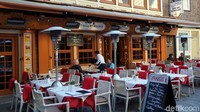 Jalanan di depan patung ini berada pun dinamakan Schneider Wibbel Gasse. Ada banyak restoran di sini buat wisata kuliner. Jadi traveler tidak perlu khawatir kelaparan ya! (Wahyu Setyo/detikcom)