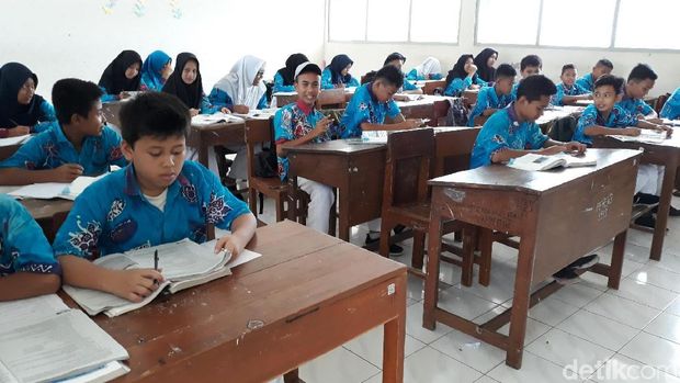Murid SMPN 3 Playen Gunungkidul ke sekolah pakai batik desainnya sendiri. 
