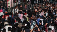 Cak Nun mengisi acara penutup.
