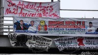 Spanduk dukungan tersebut terbuat dari karung bekas.