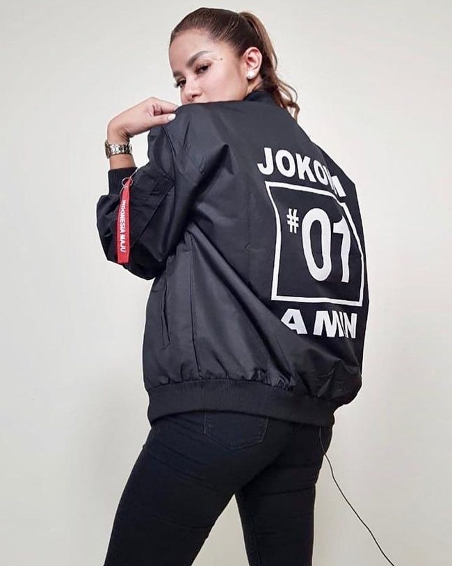 Olla Ramlan menjadi artis yang paling baru memberikan dukungannya pada Jokowi untuk menjadi presiden lagi melalui gaya berbusananya. Berpose membelakangi kamera dan memamerkan punggung, Olla mengunggah fotonya memakai jaket bomber hitam bertuliskan 01 Jokowi Amin. Foto: Instagram