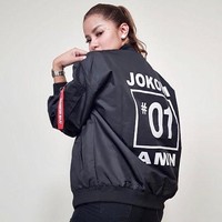 Olla Ramlan menjadi artis yang paling baru memberikan dukungannya pada Jokowi untuk menjadi presiden lagi melalui gaya berbusananya. Berpose membelakangi kamera dan memamerkan punggung, Olla mengunggah fotonya memakai jaket bomber hitam bertuliskan 01 Jokowi Amin. Foto: Instagram