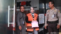 Asty Winasti keluar dengan memakai rompi tahanan KPK. 