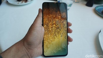 Galaxy A70 sudah memiliki sensor fingerprint yang tertanam di layar layaknya Galaxy S10. (Foto: detikINET/Firdaus Anwar)