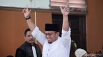 Pose Dua Jari Dahnil Anzar di Sidang Ratna Sarumpaet