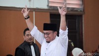 Ini momen Dahnil Anzar saat melakukan pose dua jari saat tiba di ruang sidang PN Jakarta Selatan. 