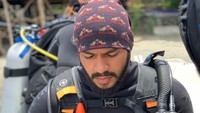 Host MTMA akan menyelam melihat keindahan bawah laut di spot Bomber Wreck Point. Saat berenang, host melihat langsung pesawat peninggalan Perang Dunia II B24 Liberator (My Trip My Adventure)