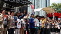 Massa berkumpul dengan membawa sejumlah poster berisi desakan kepada Presiden Joko Widodo untuk dibentuknya tim gabungan pencari fakta (TGPF).