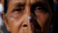 Seorang warga menunjukkan jari yang telah ditandai dengan tinta. Reuters/Rupak De Chowdhuri.