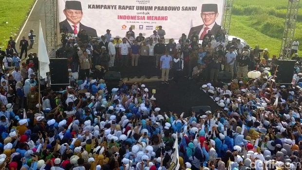 Di Sukabumi Sandiaga : Mau Banyak Kartu Atau Banyak Duit? 
