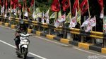 Bendera Partai Tumbuh Subur di Flyover Senayan