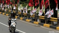 Keberadaan bendera ini jelas membuat flyover kian kumuh.