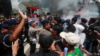 Sejumlah polisi juga melakukan pengawalan terhadap aksi itu.