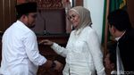 Pose Dua Jari Dahnil Anzar di Sidang Ratna Sarumpaet