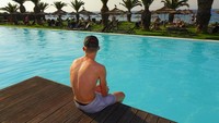 Tampaknya, McTominay suka liburan ke resort mewah seperti saat ke The Ixian Grand & All Suites di Yunani ini (Instagram/scottmctominay) 