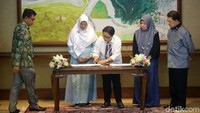 Retno Marsudi menandatangani berita acara penyerahan korban sandera Abu Sayyaf. Dari 36 sandera, 1 WNI meninggal dunia.