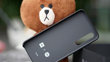 Pada paket penjualan diberikan case. Foto: Sina Mobile