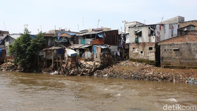 Polemik Normalisasi Ciliwung Mandek, Viral Bos KAI Naik Getek Berkursi