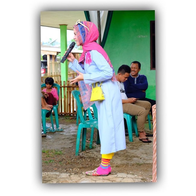 Seperti inilah gaya Angel Lelga saat blusukan ke daerah pemilihannya yaitu Bekasi, Karawang dan Purwakarta. Angel yang menjadi caleg dari partai Perindo itu selalu tampil feminin dengan busana aneka warna. Tak ketinggalan tas Hermes yang memang dikoleksinya, menemaninya saat blusukan. Tas yang dipakai Angel ini merupakan Hermes mini seri Bolide. Foto: Instagram