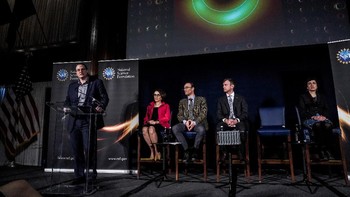 Apa yang kita lihat ini lebih besar dari ukuran seluruh Tata Surya kita, kata Prof Heino Falcke dari Radboud University dikutip dari BBC, Kamis (11/4/2019). (Foto: Reuters)