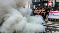 Hingga pukul 12.55 WIB, aksi tersebut masih berlangsung, namun asap yang timbul akibat aksi bakar ban mulai berkurang.