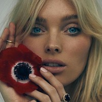 Ini bukan kali pertama bagi Elsa untuk berani berbagi foto dirinya tanpa busana. Keputusannya yang mengunggah foto yang benar-benar mencolok itu pun awalnya ditentang oleh teman-temannya. Foto: Instagram @hoskelsa