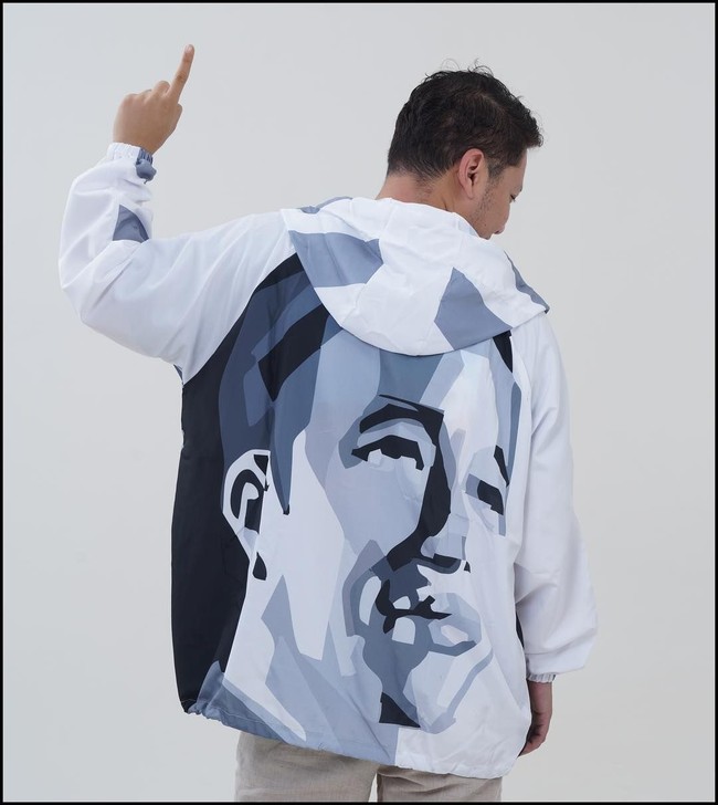 Gaya pamer punggung juga dilakukan Gading Marten saat berpose memakai jaket Jokowi. Berbeda dengan jaket Olla Ramlan, jaket yang dipakai Gading berwarna putih dengan lukisan wajah Jokowi di bagian belakangnya. Jaket yang dikenakan Gading tersebut merupakan karya desainer Sjully Darsono yang merupakan salah satu pendiri Pertiwi (Perempuan Tangguh Pilih Jokowi). Foto: Instagram