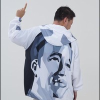 Gaya pamer punggung juga dilakukan Gading Marten saat berpose memakai jaket Jokowi. Berbeda dengan jaket Olla Ramlan, jaket yang dipakai Gading berwarna putih dengan lukisan wajah Jokowi di bagian belakangnya. Jaket yang dikenakan Gading tersebut merupakan karya desainer Sjully Darsono yang merupakan salah satu pendiri Pertiwi (Perempuan Tangguh Pilih Jokowi). Foto: Instagram