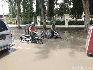 Kawasan Industri di Sidoarjo Kebanjiran, Kendaraan Banyak yang Mogok