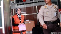 Asty Winasti keluar gedung KPK usai menjalani pemeriksaan, Kamis (11/4/2019). 