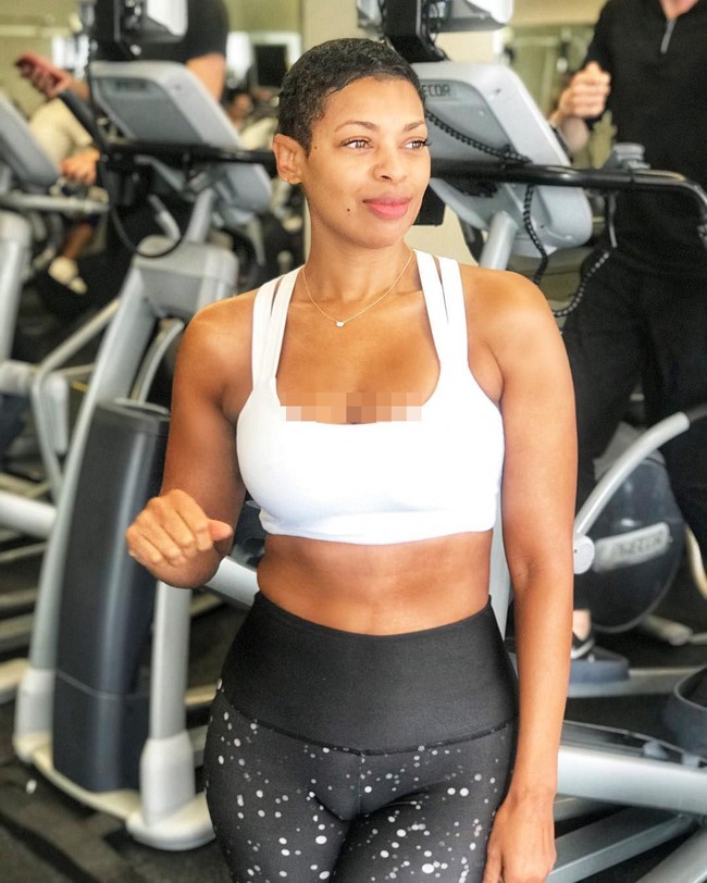 Angelique Miles punya wajah yang mulus tanpa kerutan. Padahal usianya sudah 52 tahun. Beberapa rahasia awet muda Angelique antara lain, berhenti mengonsumsi gula dan produk olahan susu serta sering berolahraga. Foto: Instagram @angeliquemiles