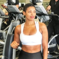 Angelique Miles punya wajah yang mulus tanpa kerutan. Padahal usianya sudah 52 tahun. Beberapa rahasia awet muda Angelique antara lain, berhenti mengonsumsi gula dan produk olahan susu serta sering berolahraga. Foto: Instagram @angeliquemiles