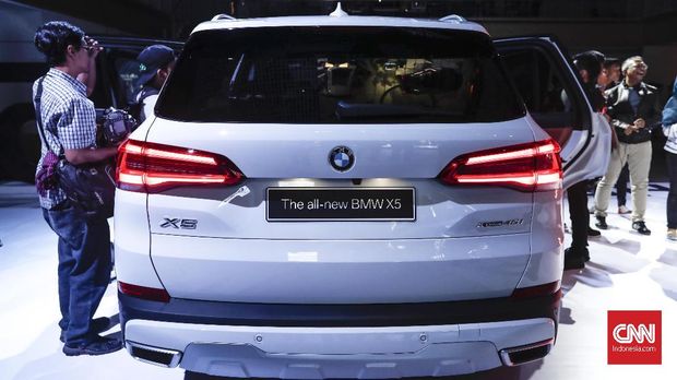 Suspensi udara pada mobil ini juga dapat merendah otomatis saat pintu belakang terbuka, fungsinya agar memasukan barang ke bagasi belakang jadi lebih mudah.