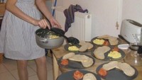 Raline Shah, model sekaligus pemain film berusia 34 tahun ini ternyata suka masak. Ketika berada di Paris 12 tahun lalu, Raline ternyata suka memasak. Terlihat ia memasak scramble egg yang disajikan dengan roti. Foto: Instagram@ralineshah