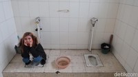 Tak semua kering, ada beberapa toilet yang menyediakan tombol flush namun tanpa kran bilas. (Bonauli/detikcom)