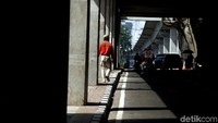Bahkan pedestrian jalan pun terlihat sangat luas dan bersih.