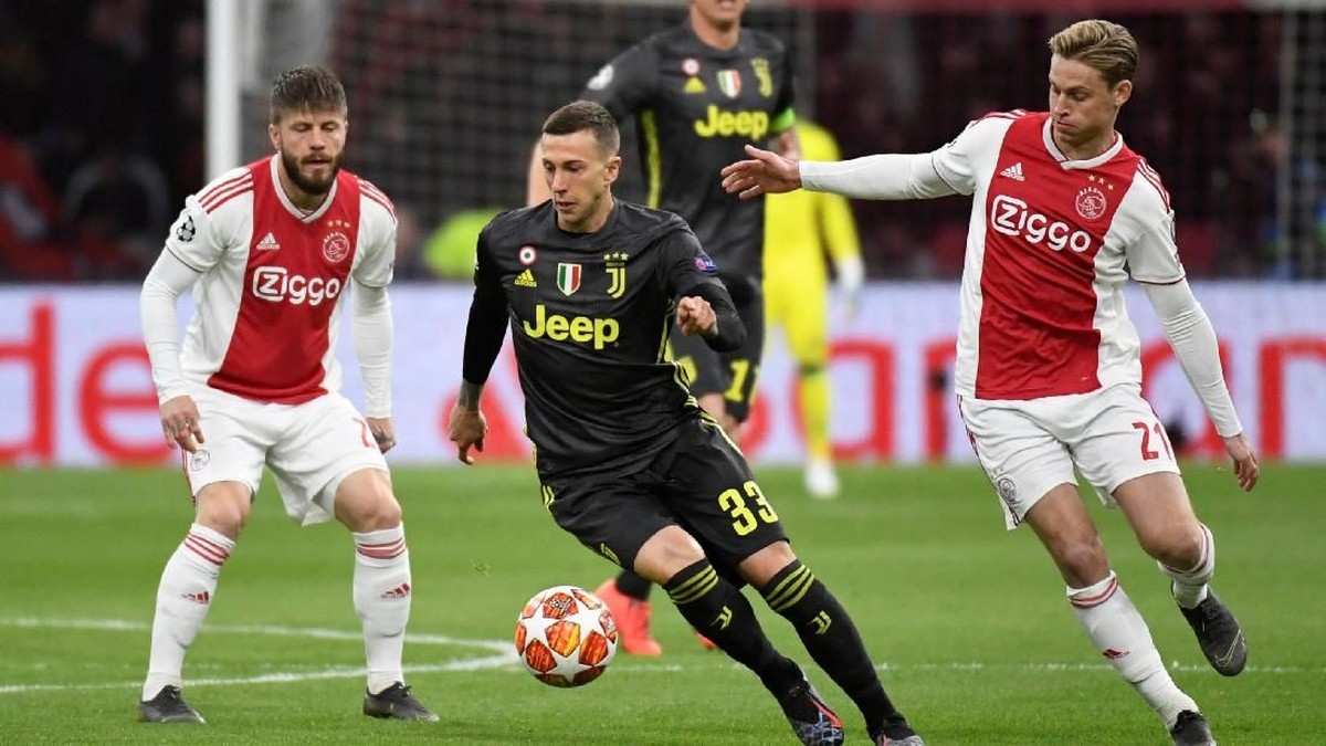Dari laga Ajax Amsterdam vs Juventus, kepolisian Amsterdam menangkap lebih dari 100 orang suporter (Piroschka Van De Wouw/Reuters)