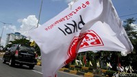 Beberapa bendera bahkan jatuh dan menjorok ke jalan.