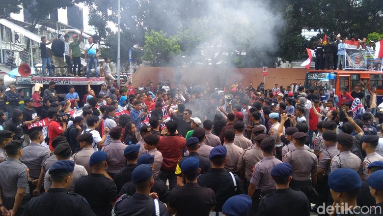 Pendemo Bakar Ban di Depan Gedung KPK Pendemo Bakar Ban di Depan Gedung KPK