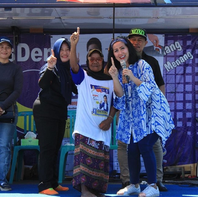Menjadi caleg DPR-RI dari partai Nasdem, Venna Melinda rajin blusukan ke daerah pemilihannya Kediri, Blitar dan Tulungagung. Ketika mensosialisasikan dirinya sebagai caleg, Venna biasanya tampil memakai seragam partainya atau baju batik. Sneakers menjadi pilihannya sebagai alas kaki karena pada beberapa kesempatan saat blusukan, dia kerap mengajak masyarakat setempat untuk senam bersama. Venna memang dikenal memiliki sanggar senam dan fitness. Foto: Instagram