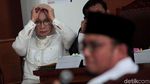 Pose Dua Jari Dahnil Anzar di Sidang Ratna Sarumpaet
